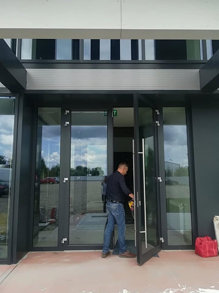 Proiecte de tâmplărie din aluminiu: Pensiunea Sara și Echipa de Tâmplărie
