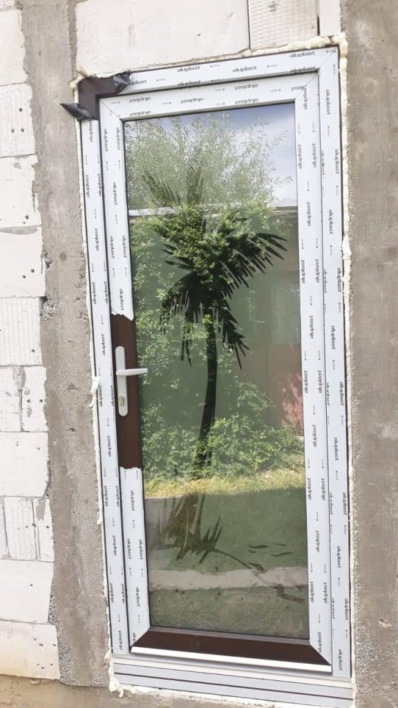 Sticla ornamentală: soluții estetice pentru ferestre și uși