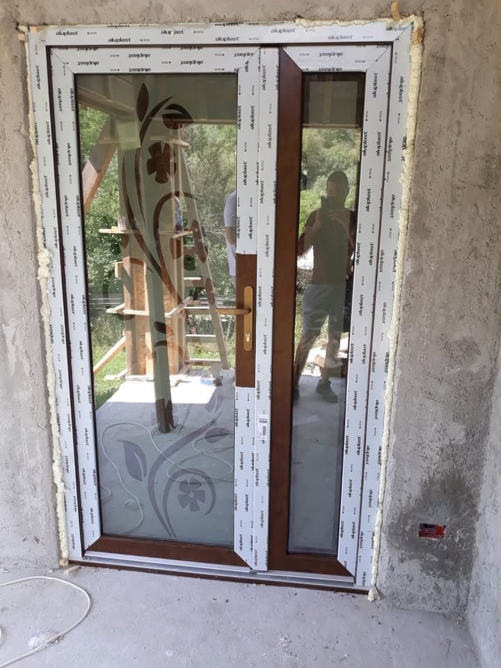 Uși cu sticlă decorativă pentru case cu personalitate