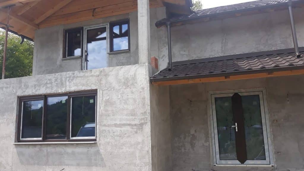 Proiect de montaj tâmplărie PVC cu finisaj maro