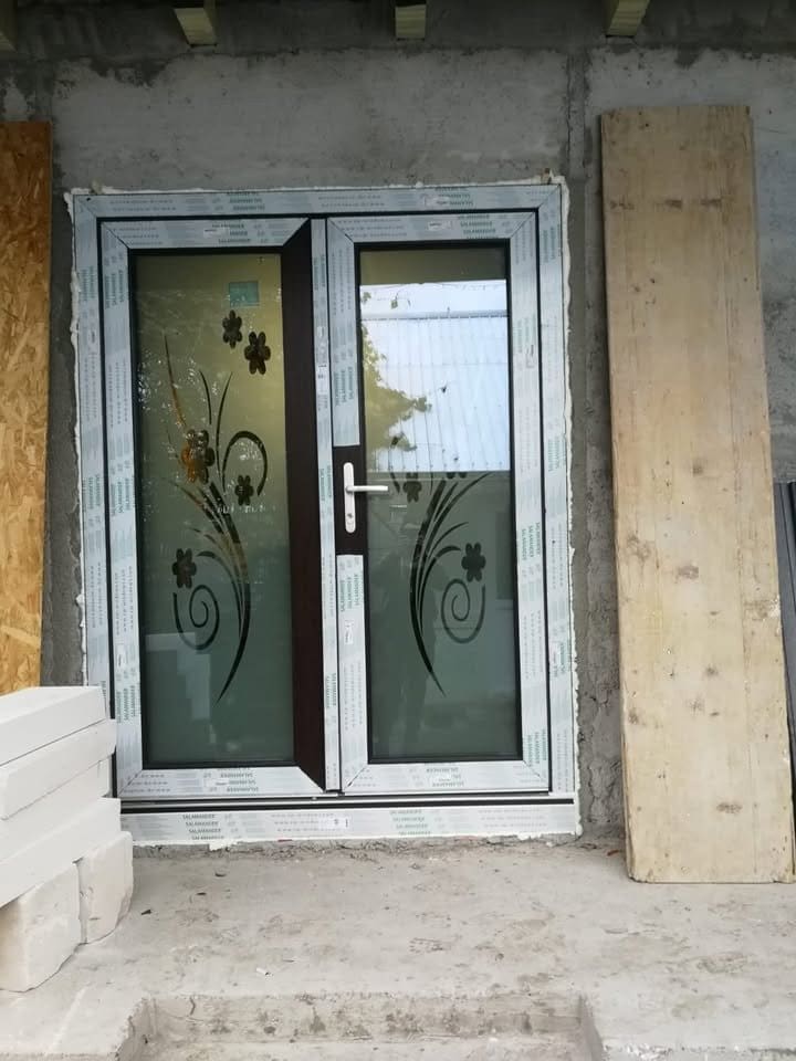 Sticlă decorativă pentru uși din tâmplărie PVC
