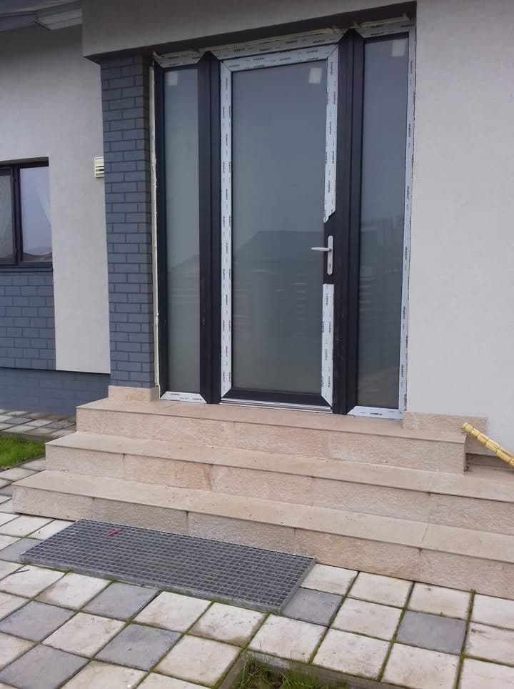 Montaj ușă de exterior din PVC antracit