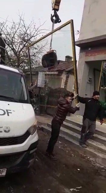 Montajul vitrinelor din aluminiu de mari dimensiuni: Detalii tehnice