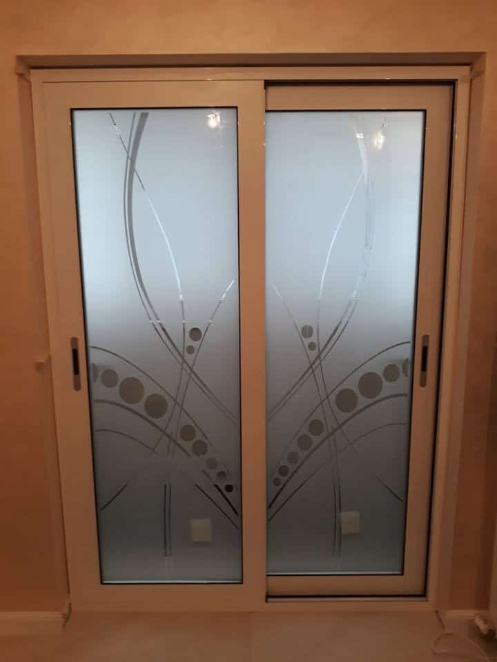 Uși glisante din PVC cu design personalizat