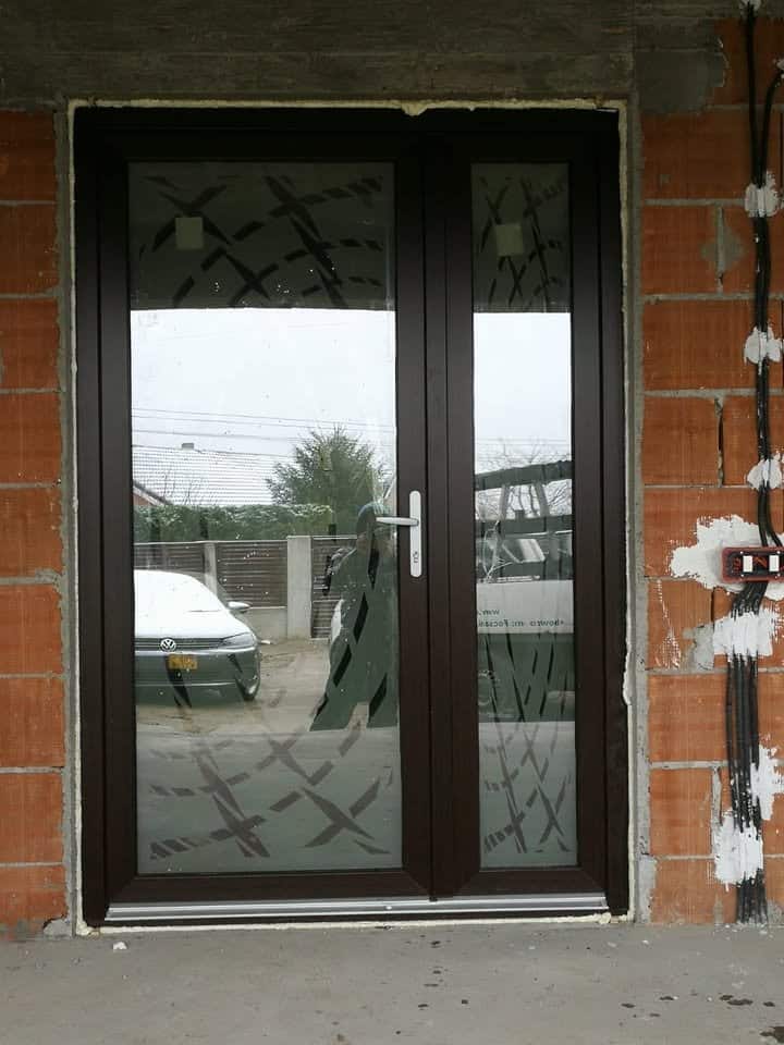 Montaj uși PVC cu geam termopan decorativ