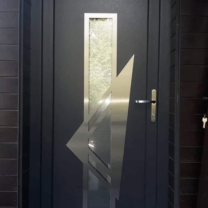 Ușă de intrare modernă cu design geometric