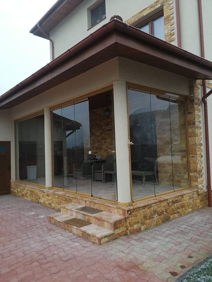 Amenajarea unei terase moderne: soluții de închidere cu sticlă
