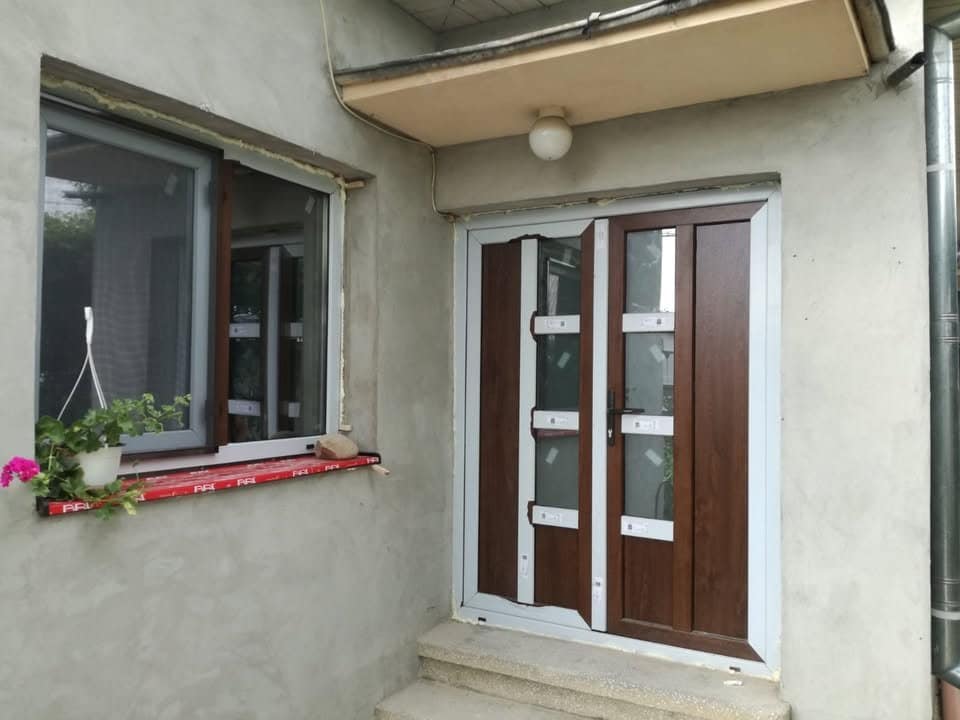 Montaj tâmplărie PVC cu finisaj bicolor