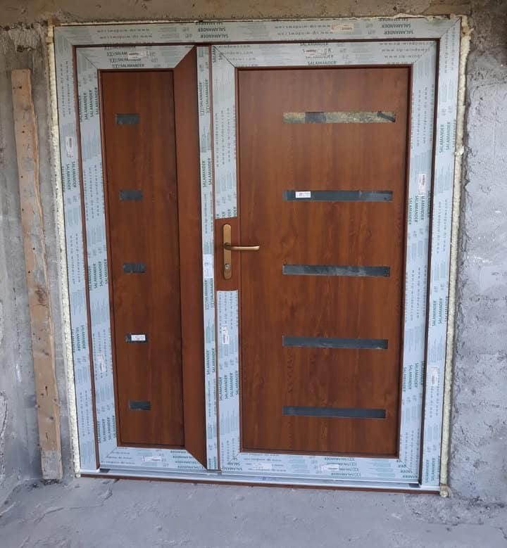 Uși de exterior din PVC cu finisaj decorativ