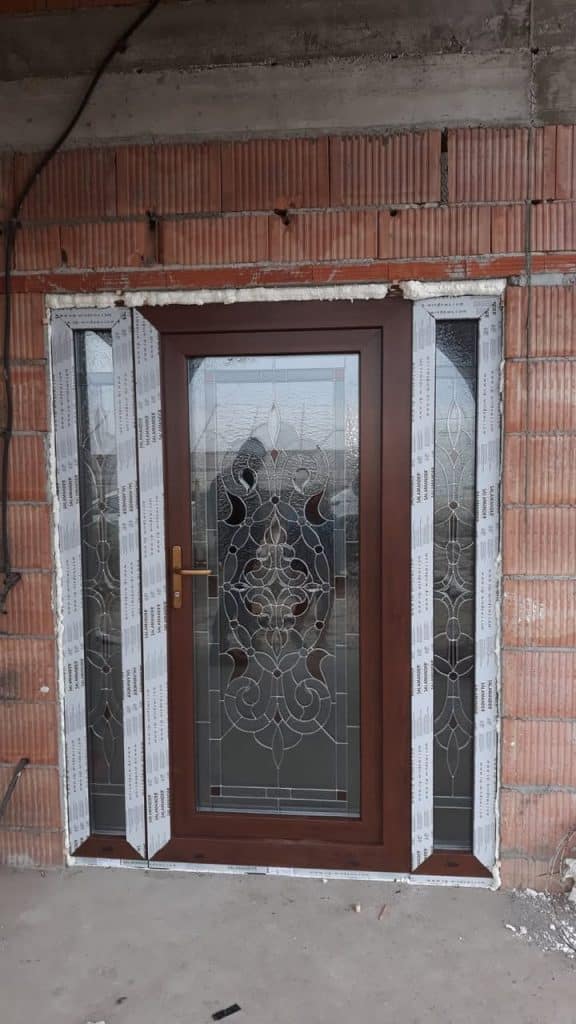 Montaj uși de exterior din tâmplărie PVC