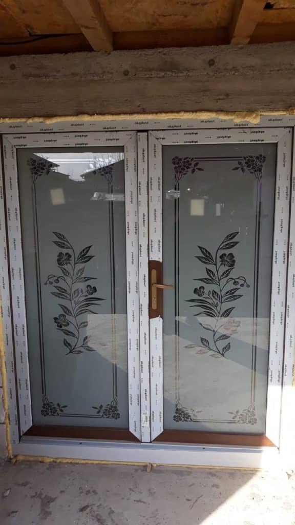 Uși cu sticlă decorativă pentru un exterior elegant