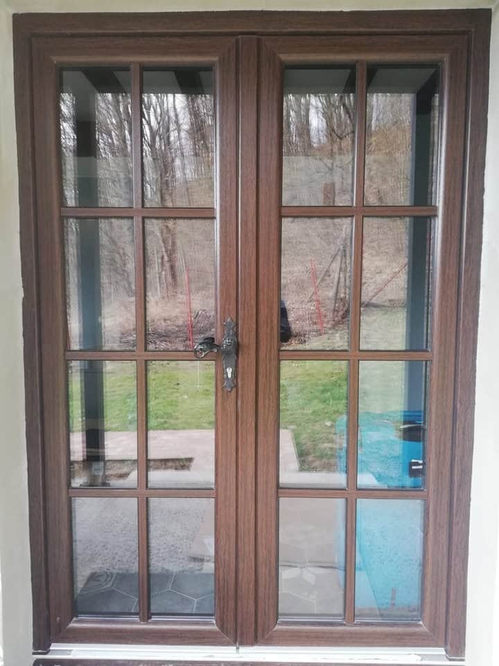 Ușă dublă din PVC cu aspect de lemn