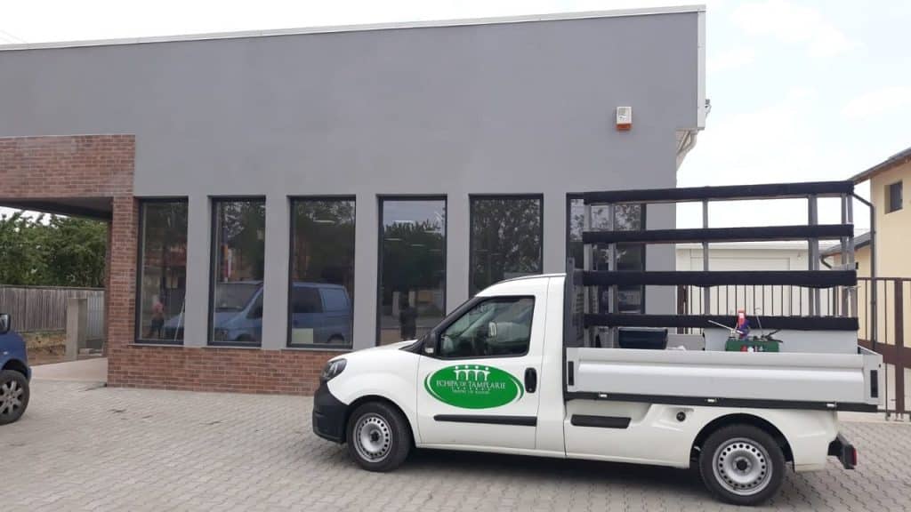 Montaj tâmplărie din aluminiu pentru clădiri moderne