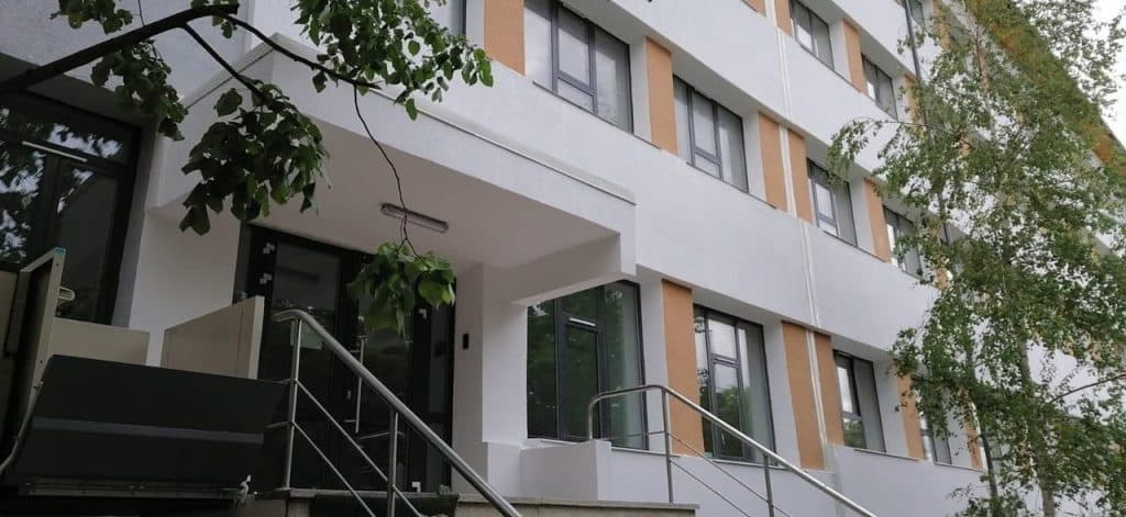 Reabilitarea Școlii Nr. 2: Soluții moderne de tâmplărie din aluminiu