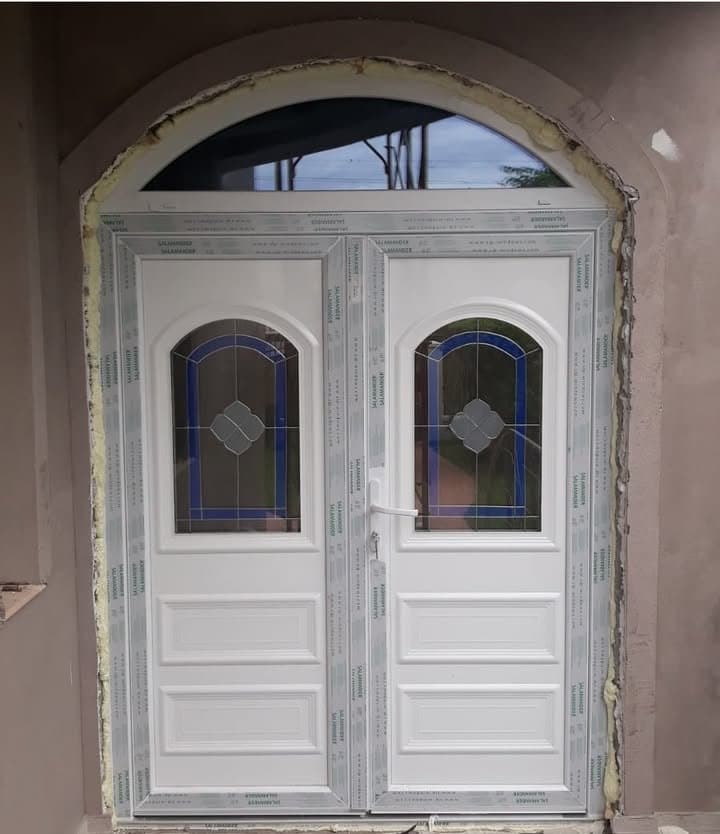 Uși din PVC cu design personalizat: Eleganță și funcționalitate