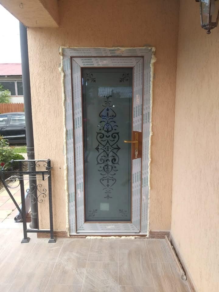Sticla sablată pentru uși: Eleganță și intimitate în locuința ta