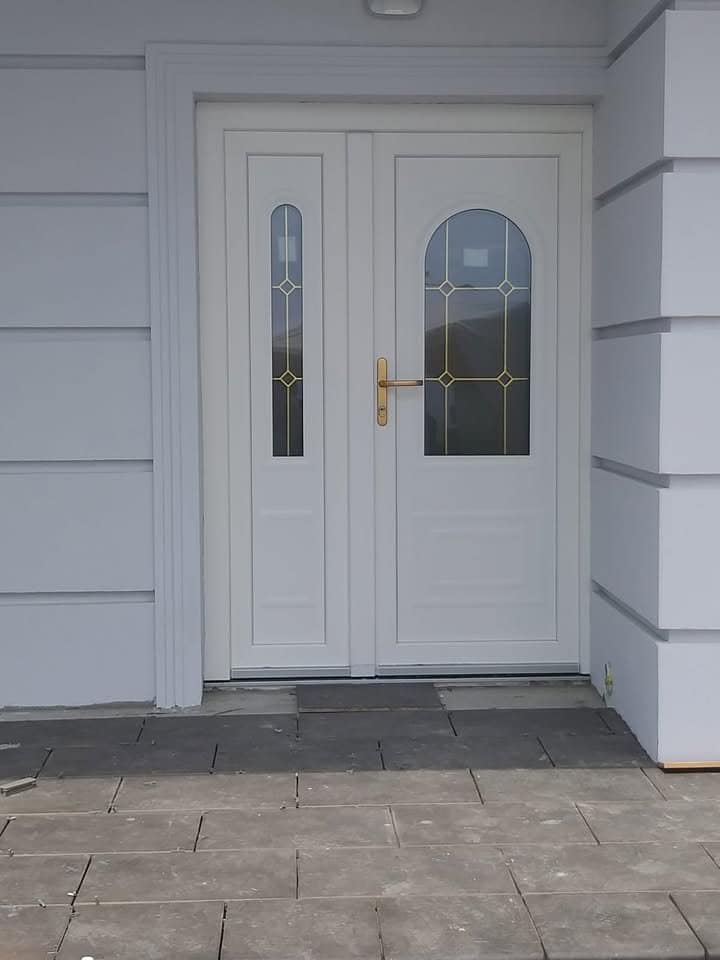 Ușile de exterior albe: Eleganță și durabilitate pentru casa ta