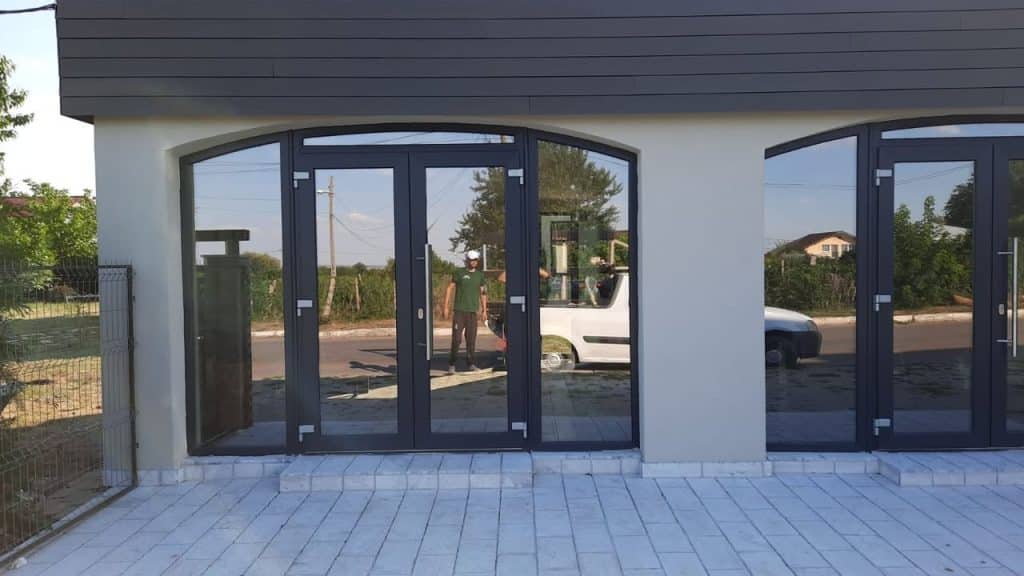Sisteme de ferestre și uși PVC: Confort termic și design modern