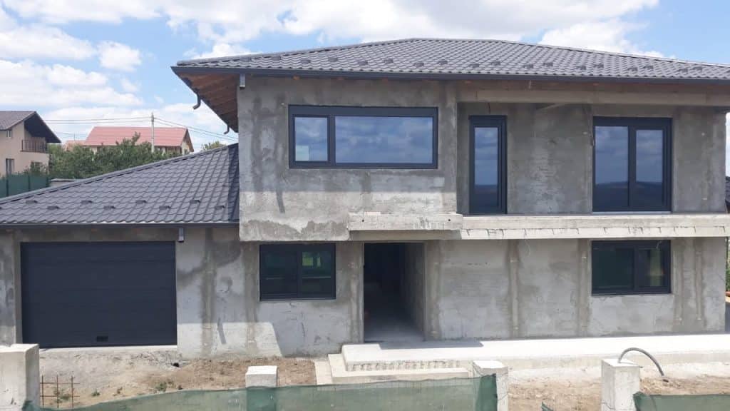 Montaj tâmplărie PVC gri antracit pentru construcții noi