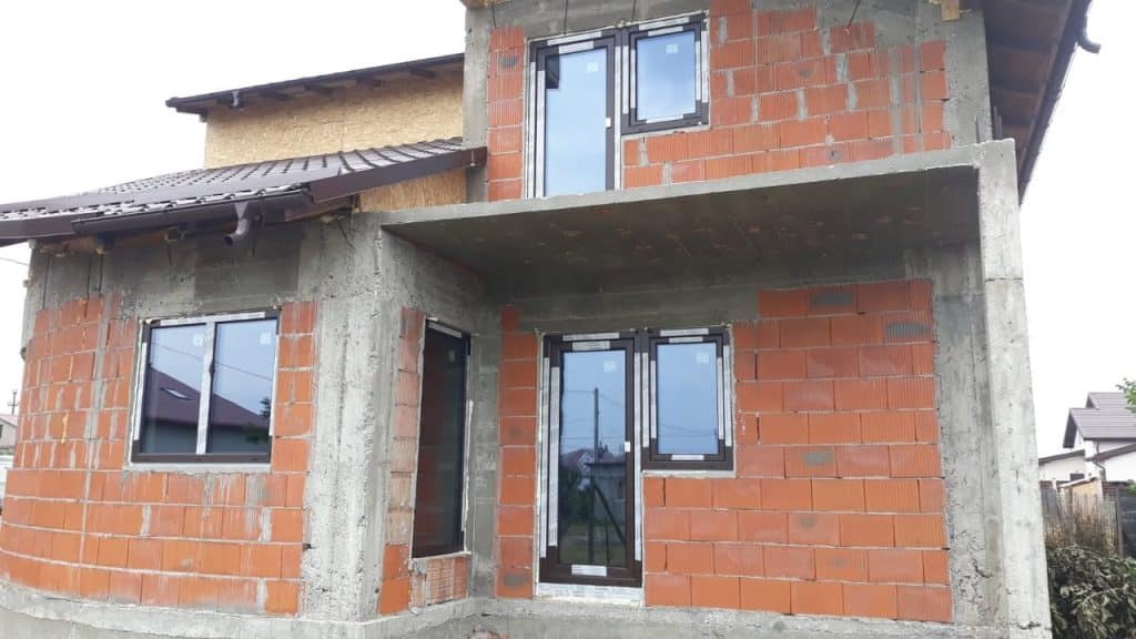 Montaj tâmplărie termoizolantă la o casă în construcție