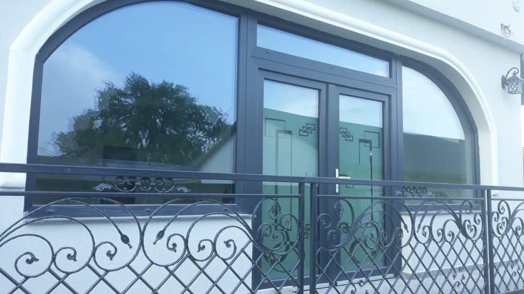 Beneficiile ferestrelor mari: Design modern și lumină naturală