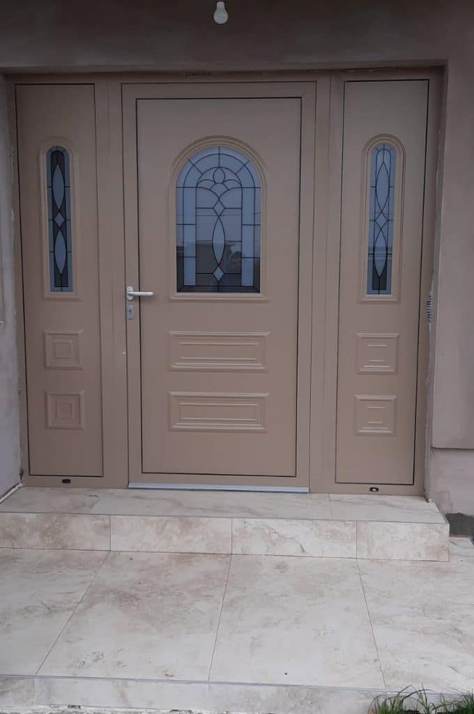 Uși de intrare cu design elegant pentru casa ta