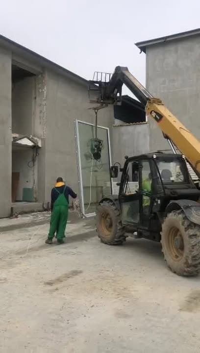 Montajul tâmplăriei de mari dimensiuni: Tehnologie și precizie