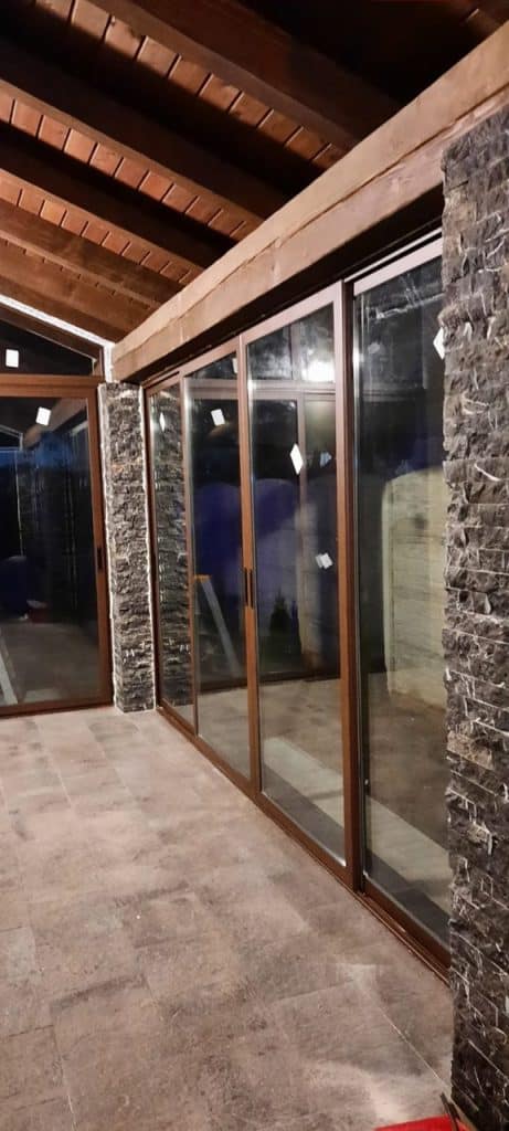 Închidere terase cu tâmplărie PVC și aluminiu: Confort tot anul