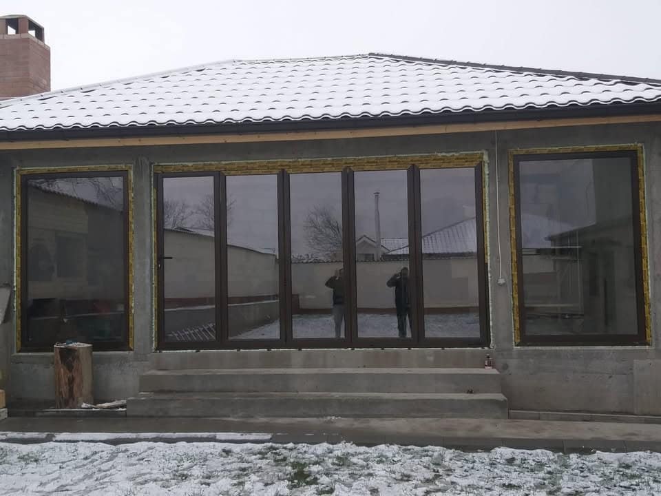 Închiderea terasei cu tâmplărie PVC și aluminiu: Soluții moderne
