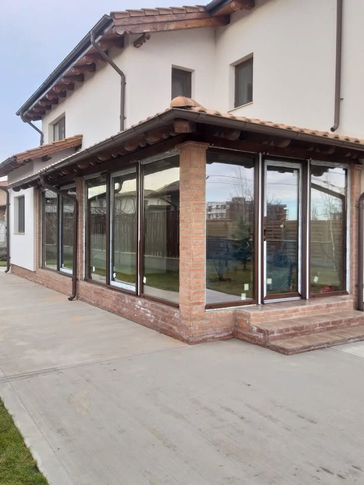 Închidere terasă cu tâmplărie PVC pentru un spațiu modern