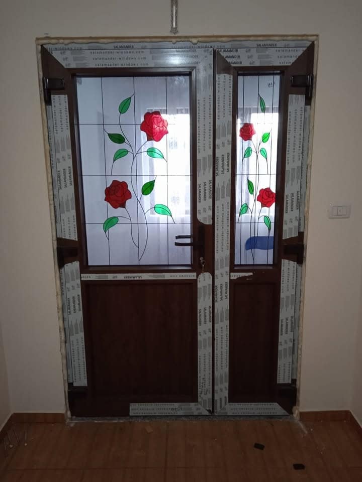Sticla sablată: Eleganță și intimitate pentru ferestre și uși