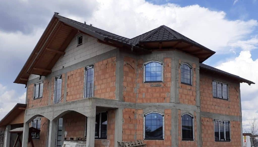Montaj tâmplărie PVC Salamander la o casă în construcție
