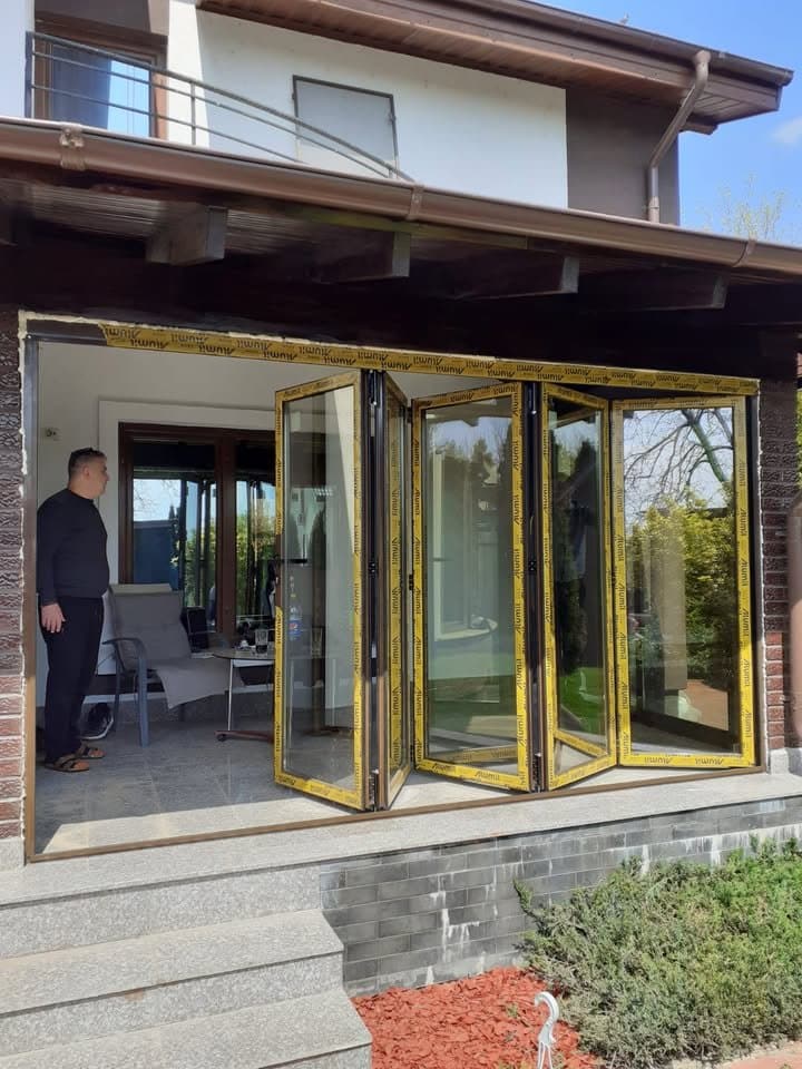 Închidere terasă cu uși armonice din aluminiu