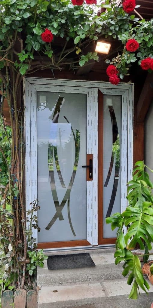 Personalizează-ți intrarea cu uși de la Echipa de Tâmplărie
