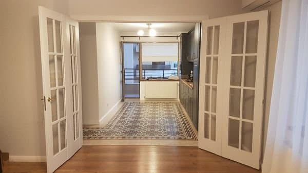 Compartimentare inteligentă: Uși cu 4 foi pentru living și bucătărie
