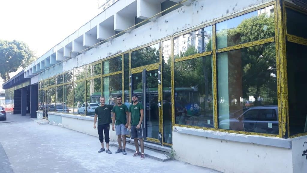 Finalizarea unei fațade vitrate din aluminiu Alumil