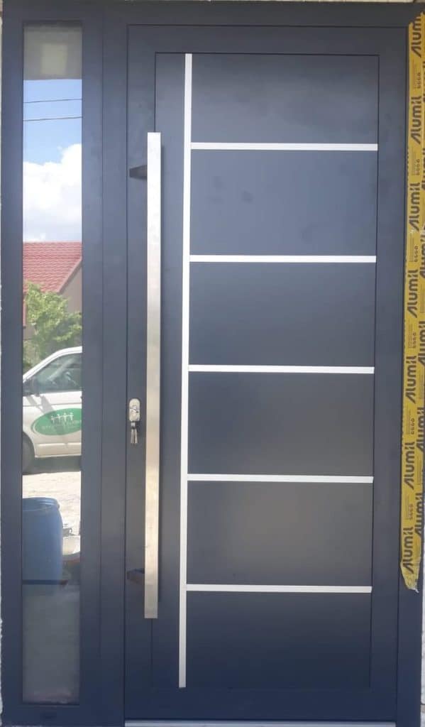 Uși de intrare moderne din aluminiu