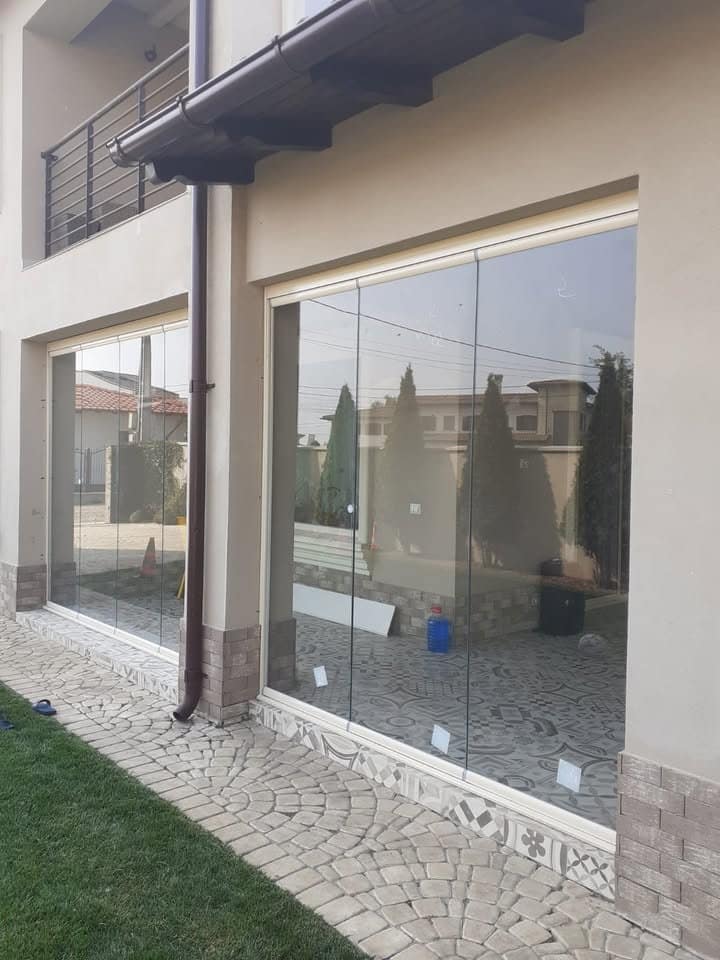 Închiderea terasei cu sticlă: soluții moderne pentru confort