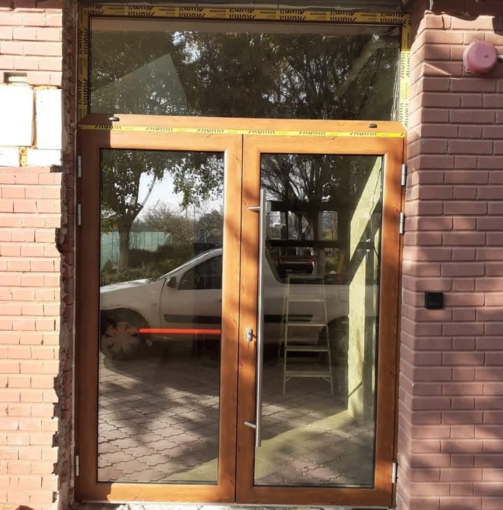 Montaj ușă dublă din PVC cu supralumină
