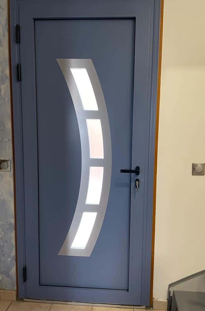 Uși de exterior colorate: Cum să alegi designul potrivit pentru casa ta