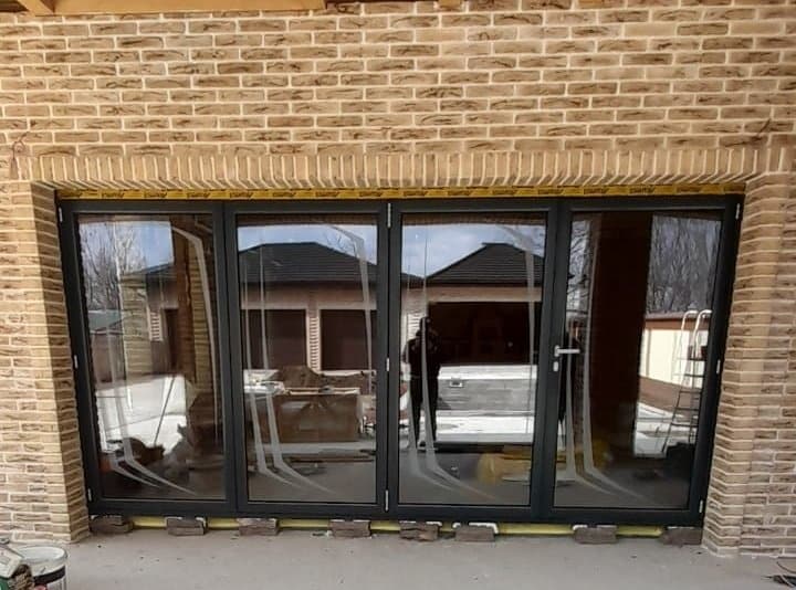 Uși armonice din aluminiu: Soluția ideală pentru terasă și grădină