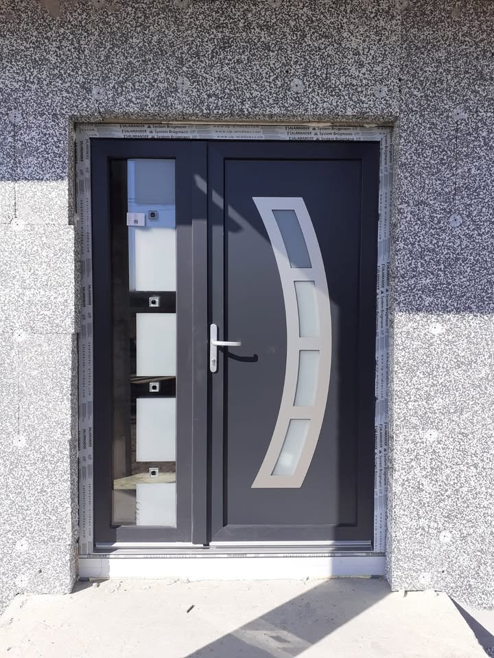 Uși de intrare din PVC Salamander: design și funcționalitate