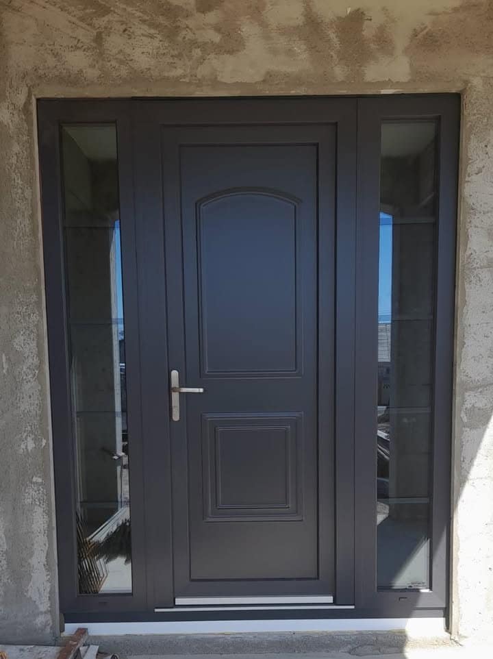 Ușă de intrare din aluminiu cu panouri laterale