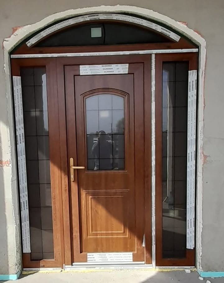 Montaj ușă de exterior din PVC cu supralumină