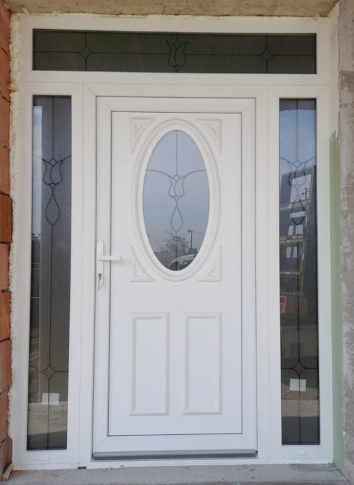 Uși de exterior din PVC cu design clasic și sticlă