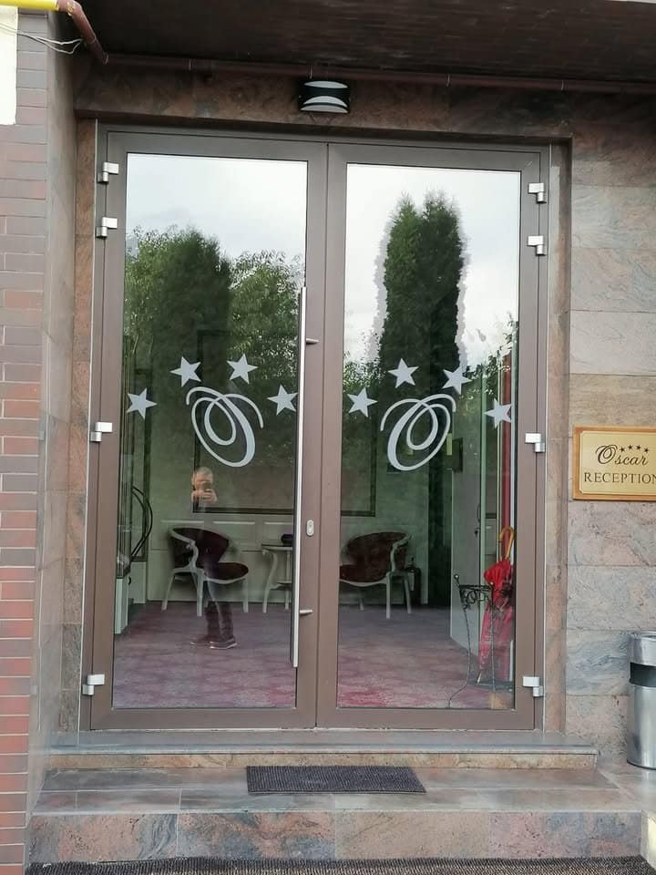 Uși de exterior pentru spații comerciale și hoteliere