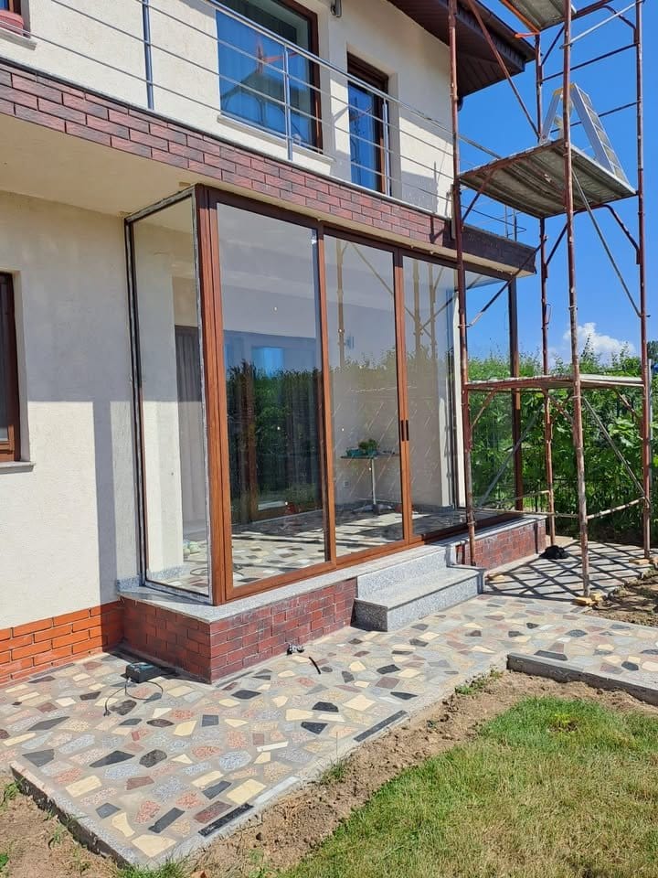 Închiderea terasei cu sisteme din aluminiu Alumil: Eleganță și confort