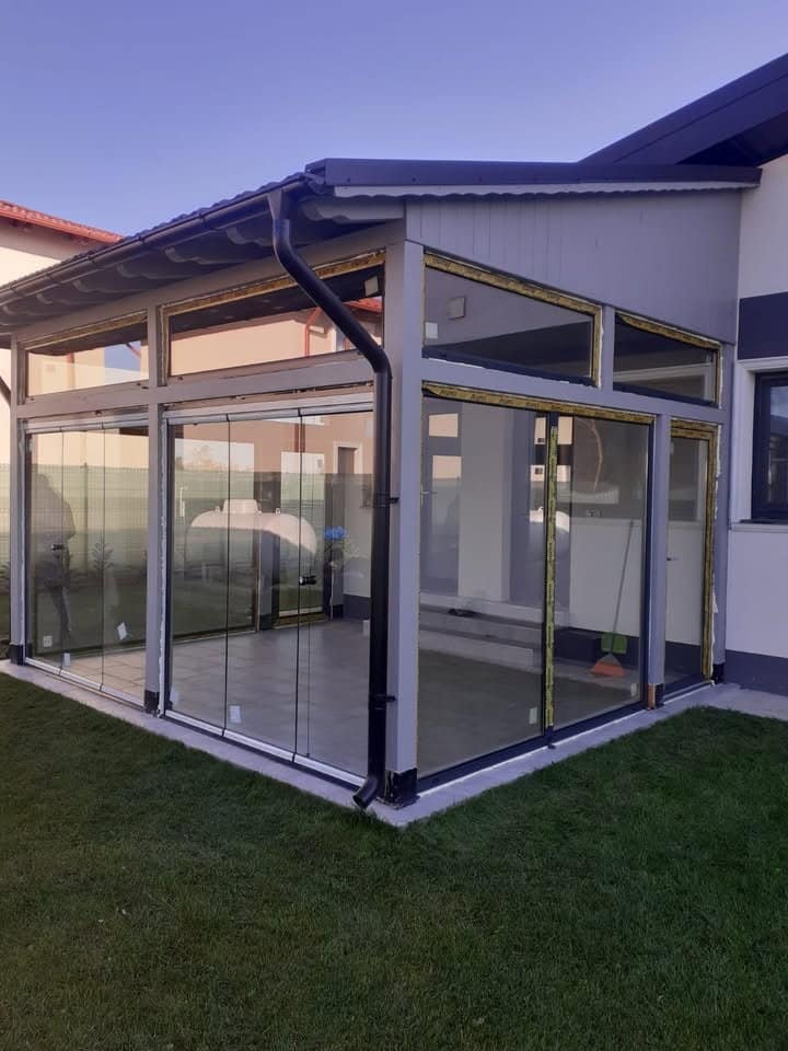 Închidere terasă cu sisteme din aluminiu și sticlă