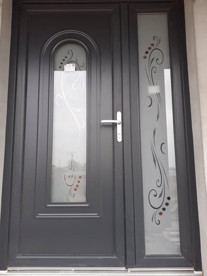 Uși de intrare din aluminiu: design și siguranță