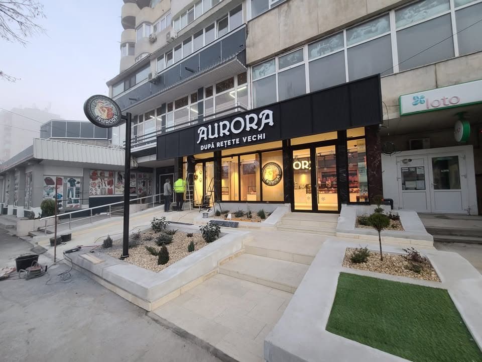 Vitrine și uși din aluminiu: Soluții moderne pentru spații comerciale
